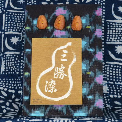 BU-222 three hand-carved wooden buttons